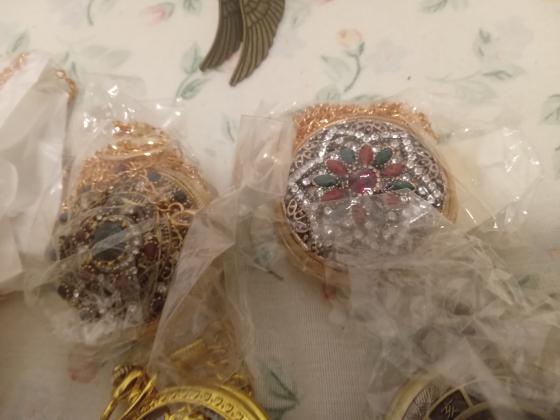 שעון יפים עם אבני חן