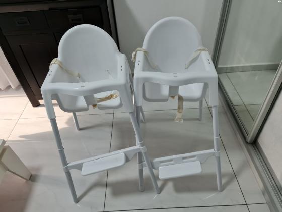 שני כסאות לאכילה לילדים עד