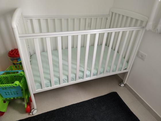 מוכרת מיטת תינוק של חברת