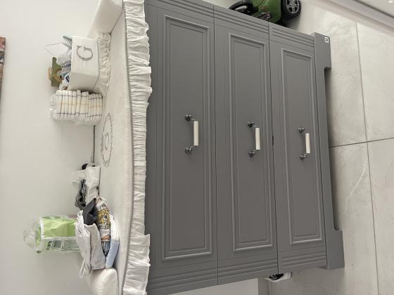 שידה של בייביז בנמל בצבע