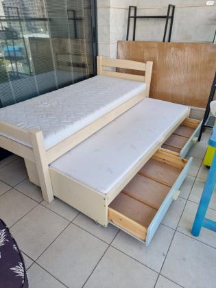 מיטה מעץ לא של חברת עצמלא בצבע קרם ותכלת