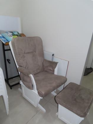 כורסת הנקה בצבע אפור, בסיס עץ בצבע לבן