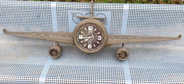 שעון בצורת מטוס נתלה על