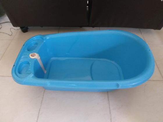 שתי אמבטיות גדולות לתינוק, אחת