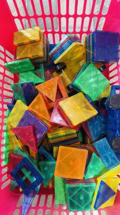 סלסלה ענקית מלאה מגנטיםמלא חלקים