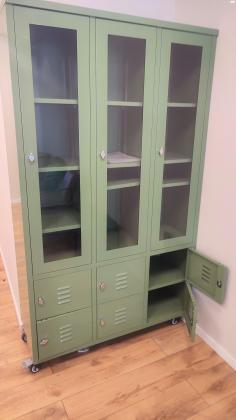 ארון מתכת מעוצב עם שני דלתות