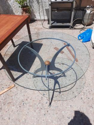 שולחן עגול מזכוכית נקנה ליפני