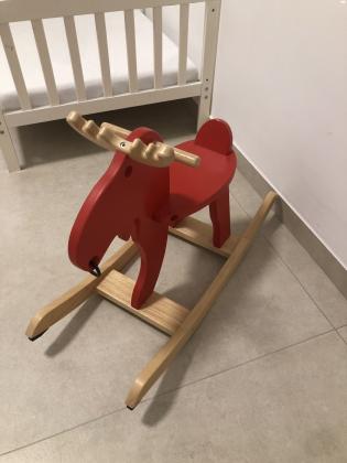 נדנדת עץ של אייל הצפון בצבע אדום מאיקאה