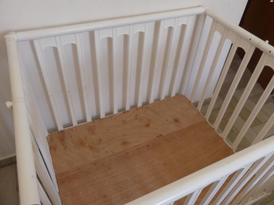 לול בצבע לבן מפלסטיק ללא