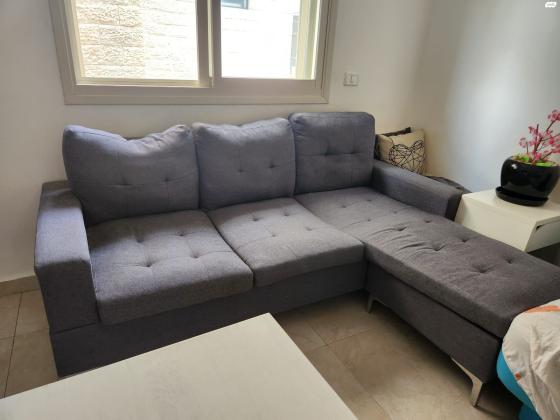 מוכרת סלון ספה, מזנון ושולחן