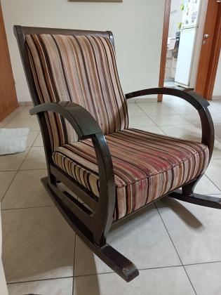 כסא נדנדה מעץ מלא מרופד