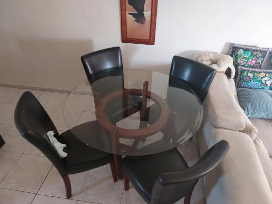 למכירה פינת אוכל מעץ וזכוכית