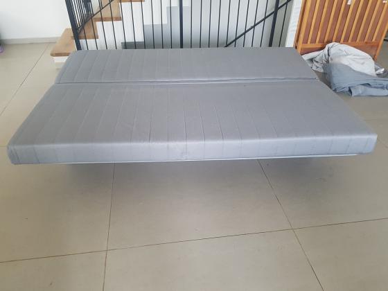 ספה תלת מושבית נפתחת עם