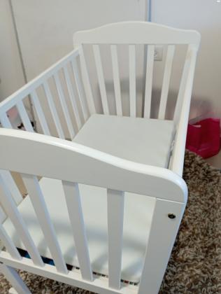 עריסה לבנה מעץ כולל מזרן