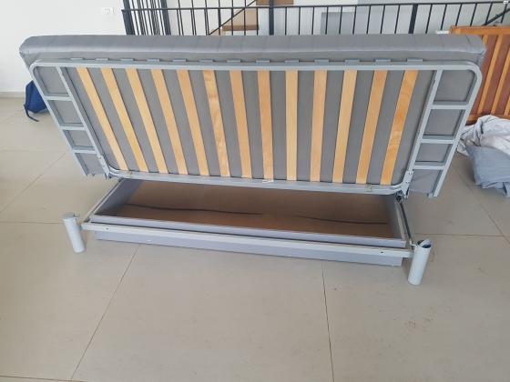 ספה תלת מושבית נפתחת עם