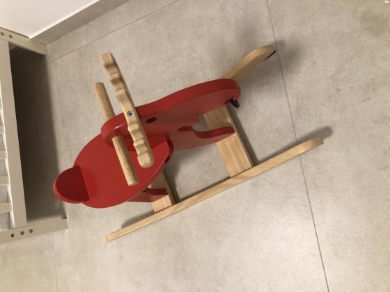 נדנדת עץ של אייל הצפון בצבע אדום מאיקאה