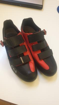 נעלי רכיבה סוליה קרבון יצרן פיזיק