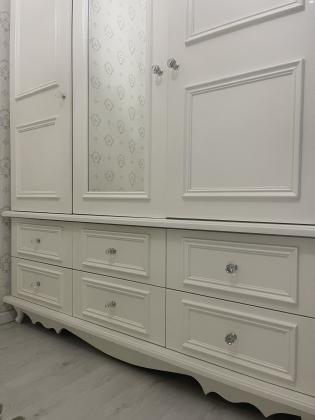 ארון עץ בסגנון פרובנס בצבע