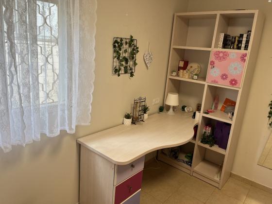 שולחן עם כוננית ו 3