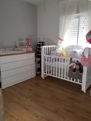 למכירהחדר שינה יפהפה לתינוק, מיטה