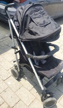 עגלת תינוק שחורה מתקפלת בקלות