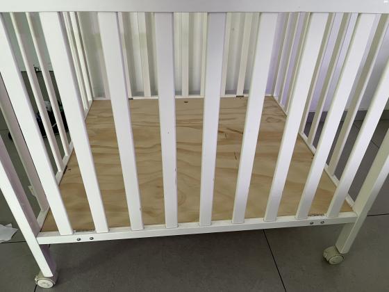 לול עץ+ מזרן כמו חדש,