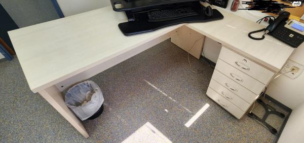 ציוד משרדי, שולחנות עבודה, מגוון