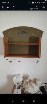 מדף לחיתולים מעל שידת החתלה