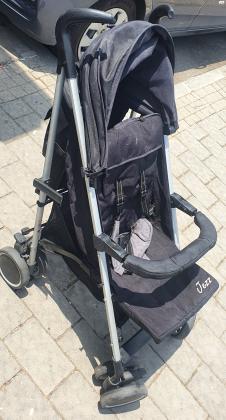 עגלת תינוק שחורה מתקפלת בקלות