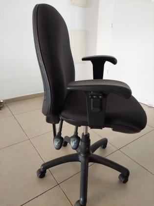 כסא אורטופדי למחשב או ללימודים לסיפרייה