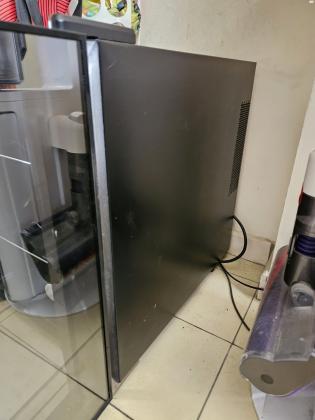 בקרר יינות שחור עם דלת