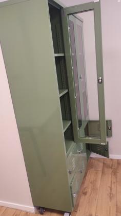 ארון מתכת מעוצב עם שני דלתות