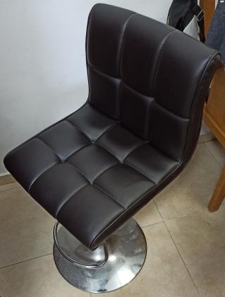 שלום, 2 כיסאות בר שחורות