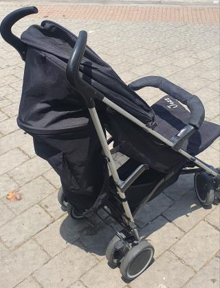 עגלת תינוק שחורה מתקפלת בקלות