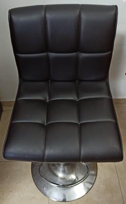 שלום, 2 כיסאות בר שחורות