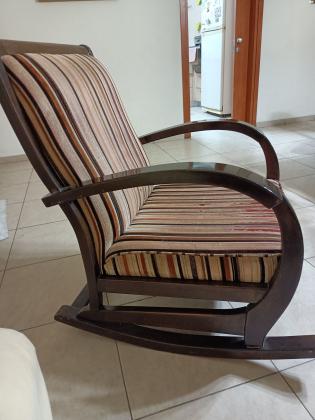 כסא נדנדה מעץ מלא מרופד