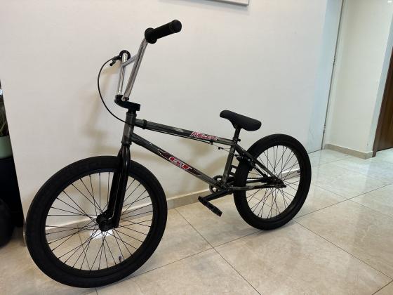 אופני פעלולים מקצועיים של BMX