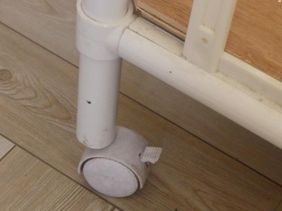 לול בצבע לבן מפלסטיק ללא