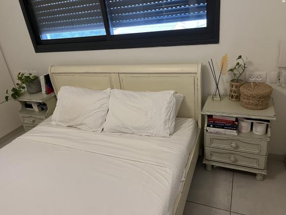 מיטה זוגית מעץ מלא, ייבוא