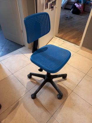 2 כסאות כחולים מתכווננים כל