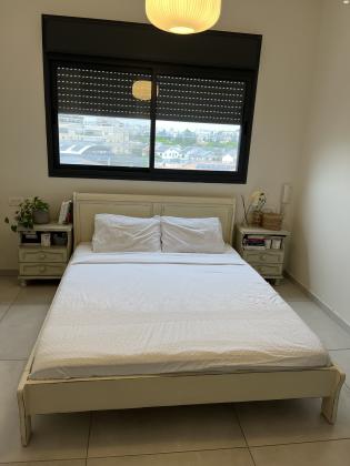 מיטה זוגית מעץ מלא, ייבוא