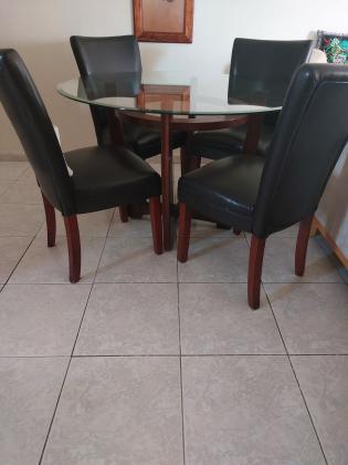 למכירה פינת אוכל מעץ וזכוכית