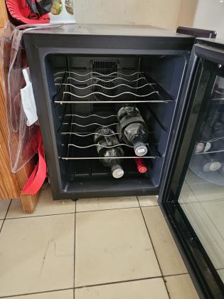 בקרר יינות שחור עם דלת