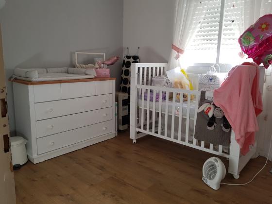 למכירהחדר שינה יפהפה לתינוק, מיטה