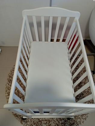 עריסה לבנה מעץ כולל מזרן