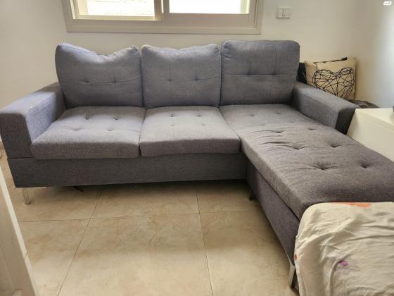 מוכרת סלון ספה, מזנון ושולחן