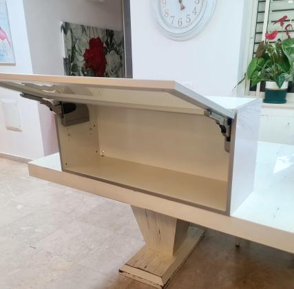 קלאפה כחדשה, זכוכית חלבית מנגנון של בלום