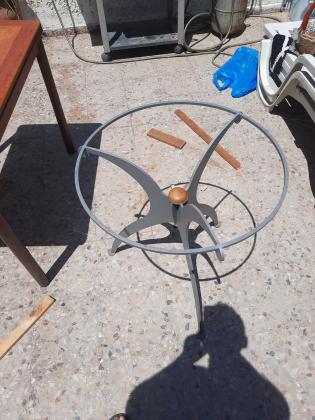 שולחן עגול מזכוכית נקנה ליפני