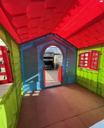 בית מפלסטיק צבעוני ויפה במצב