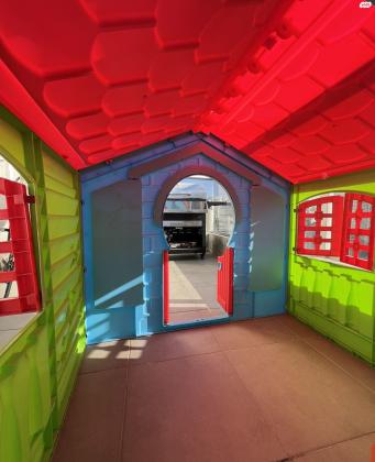 בית מפלסטיק צבעוני ויפה במצב